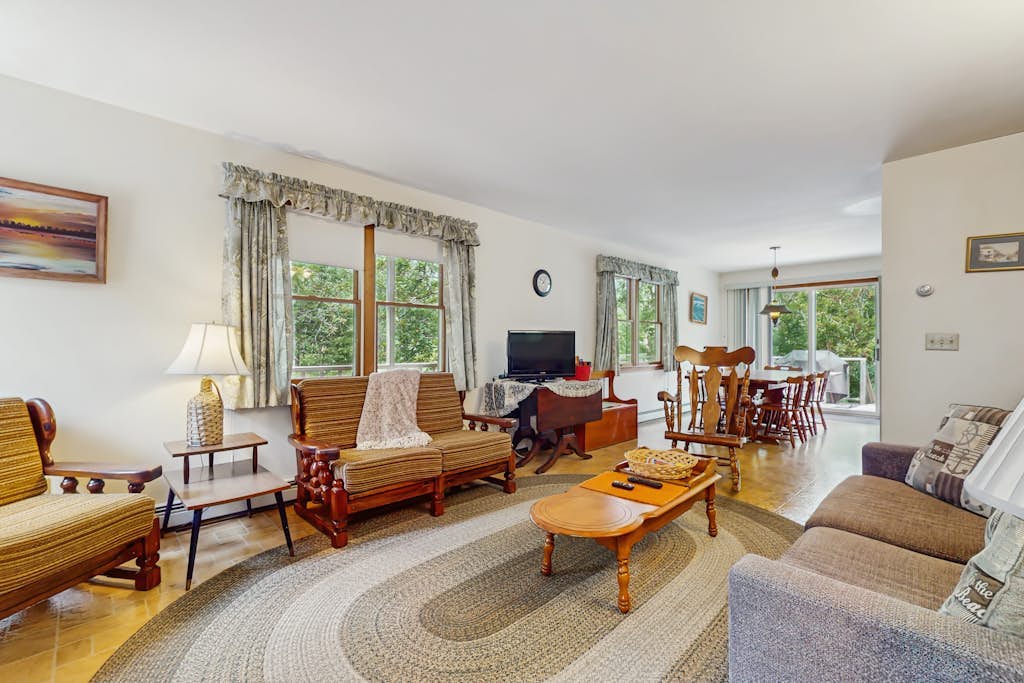 Home in a bayside neighborhood with 2 large decks - walk to beaches