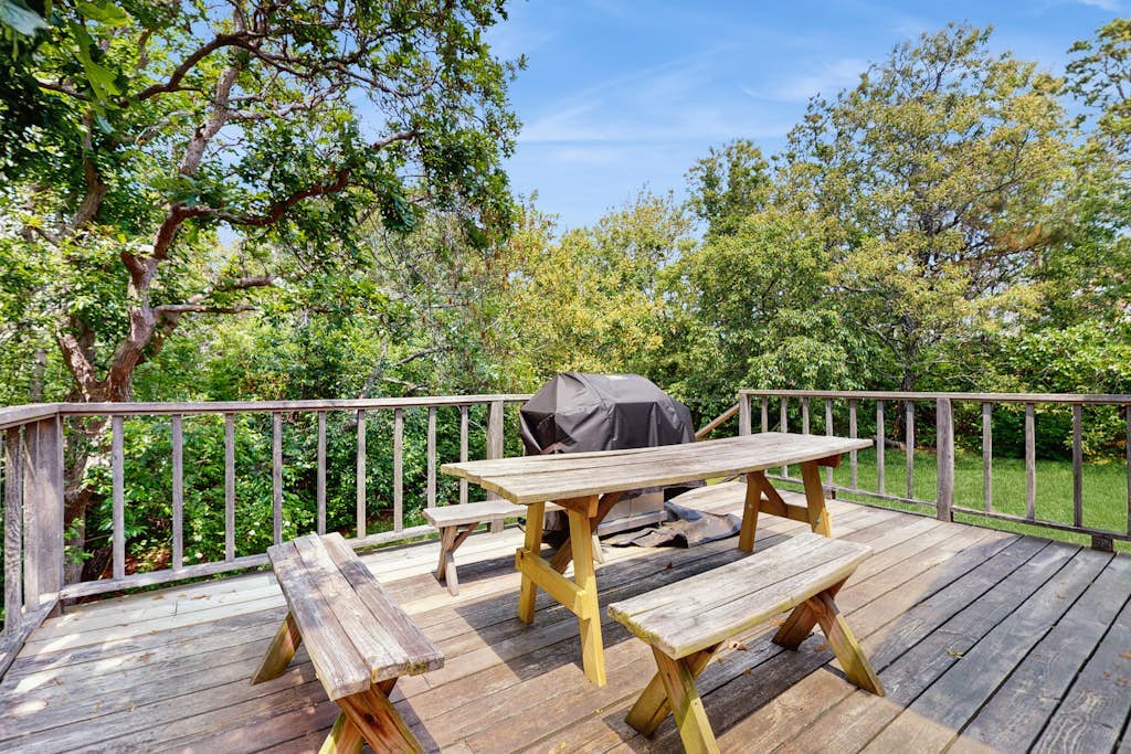 Home in a bayside neighborhood with 2 large decks - walk to beaches