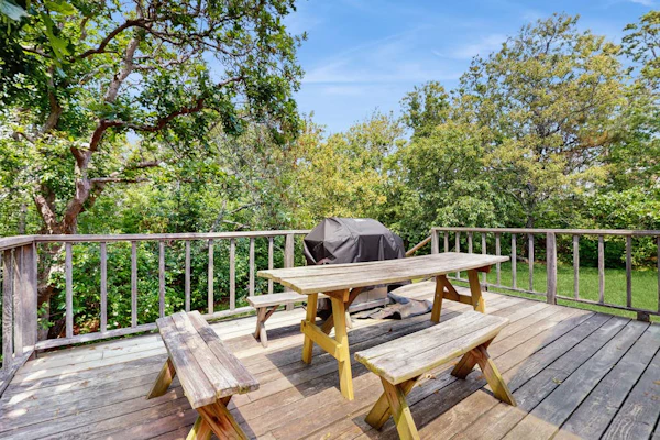 Home in a bayside neighborhood with 2 large decks - walk to beaches