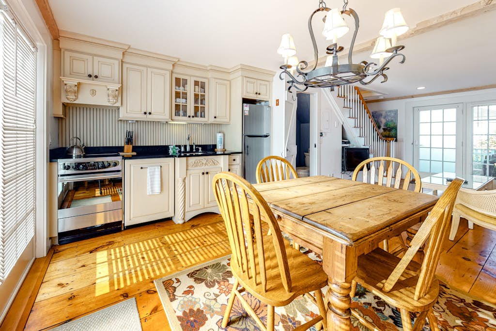 Upscale cottage in the heart of South Cape Cod, walk to beach & marketplace