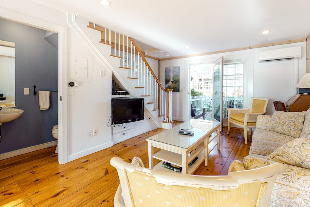 Upscale cottage in the heart of South Cape Cod, walk to beach & marketplace
