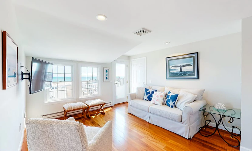 Oceanfront, 2nd-floor condo with stunning view - steps to Bank Street Beach