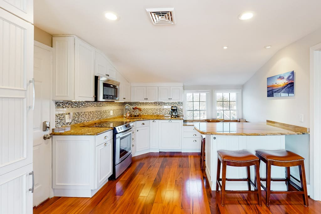 Oceanfront, 2nd-floor condo with stunning view - steps to Bank Street Beach