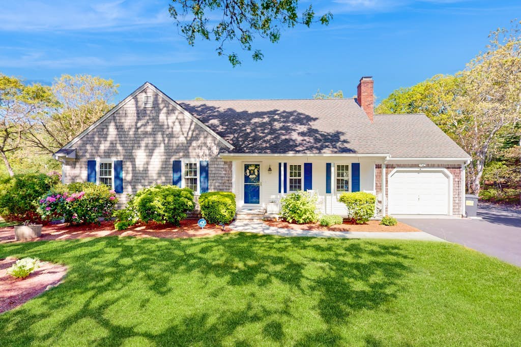 Peaceful beach retreat: private yard, close to beaches, Chatham & rail trail