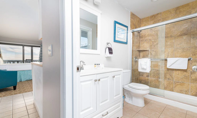 Oceanfront suite with bay views, full kitchen, balcony, AC, & firepit
