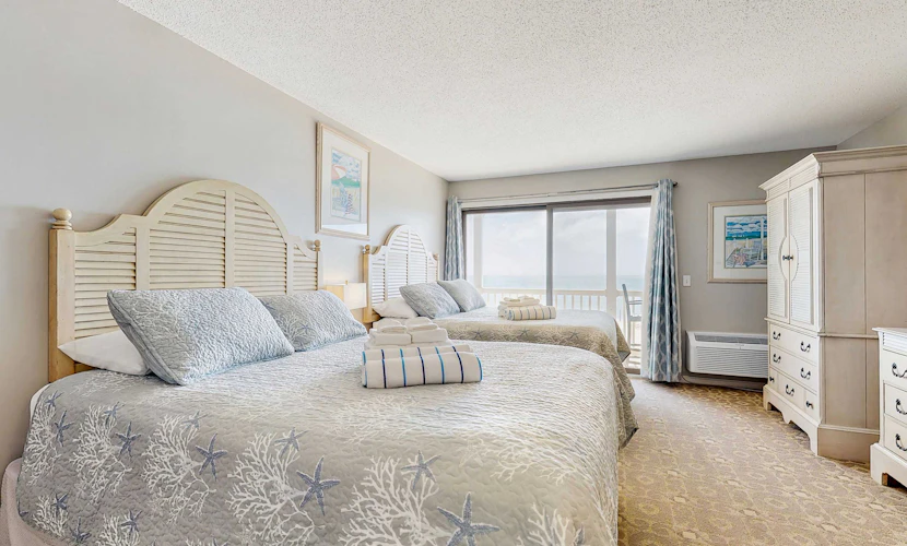 Oceanfront suite with bay views, full kitchen, balcony, AC, & firepit
