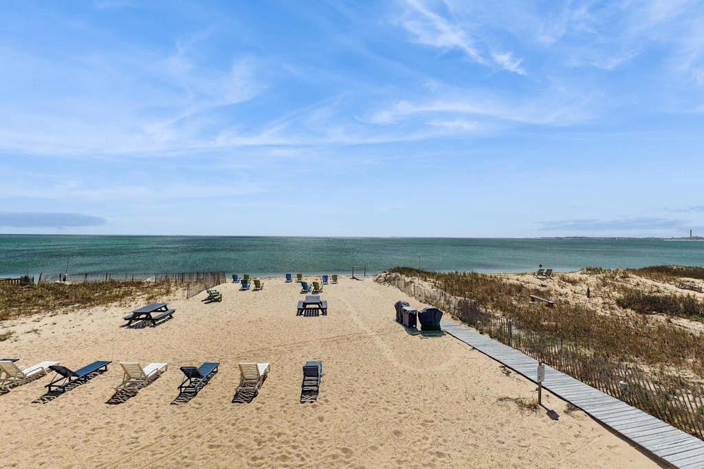 Oceanfront suite with bay views, full kitchen, balcony, AC, & firepit