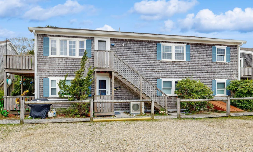 Cozy Ptown condo: steps to beach, walk to town & entertainment