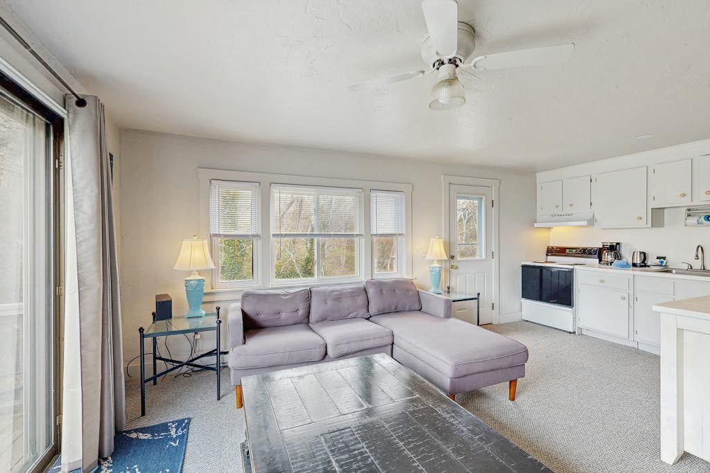 Cozy Ptown condo: steps to beach, walk to town & entertainment