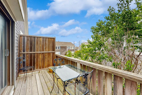 Cozy Ptown condo: steps to beach, walk to town & entertainment