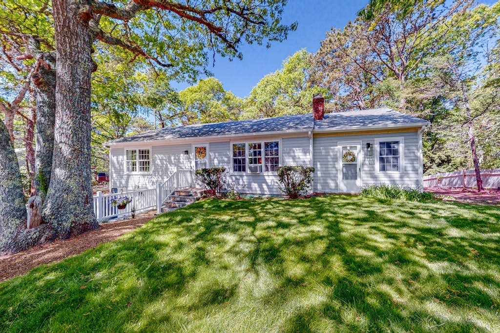 Dog-friendly home with grill, deck, full kitchen, & washer/dryer - close to golf