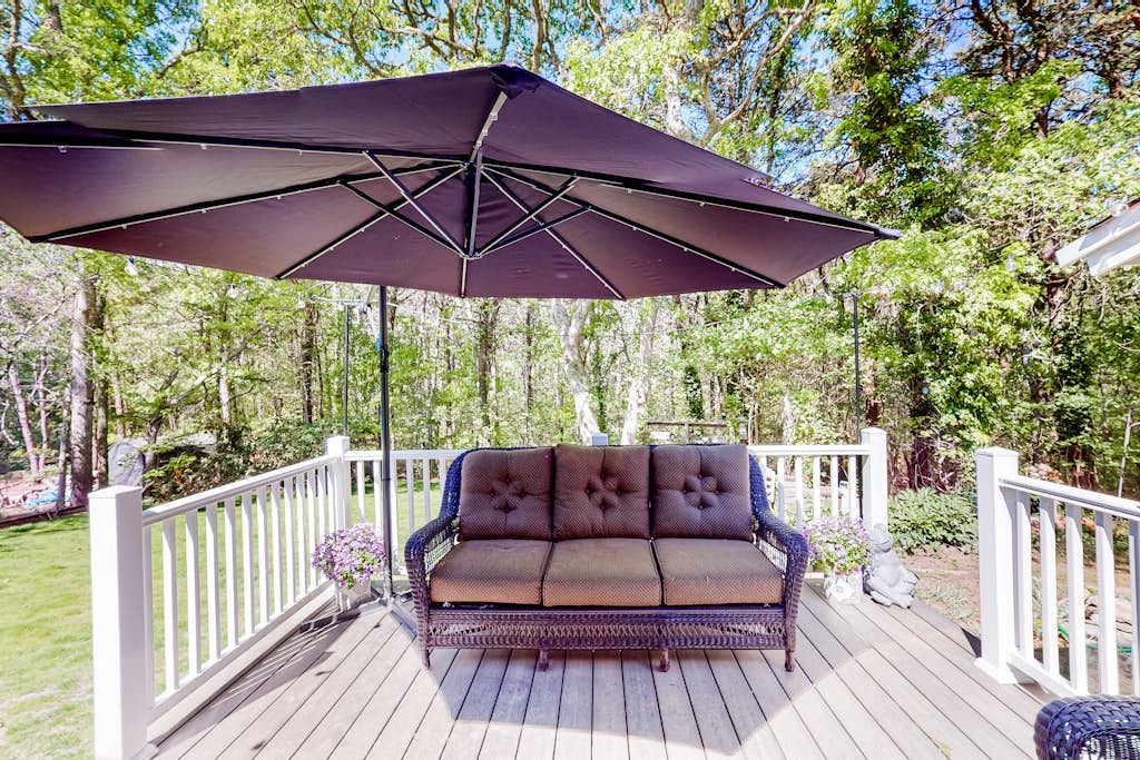 Dog-friendly home with grill, deck, full kitchen, & washer/dryer - close to golf