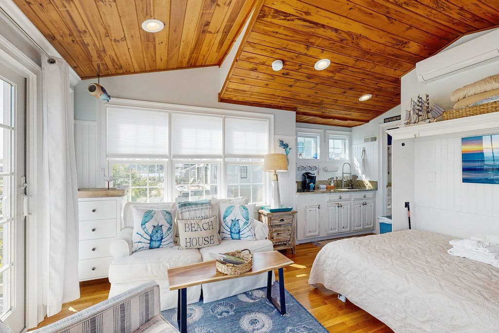 Quintessential coastal studio with beach access, BBQ area, patio, & water views