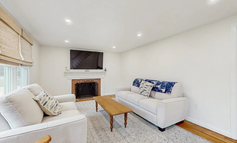 Cozy coastal home close to the bay with large deck, fenced yard, AC & beach gear