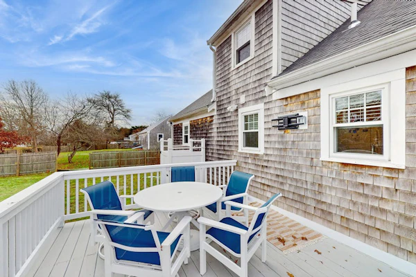 Cozy coastal home close to the bay with large deck, fenced yard, AC & beach gear