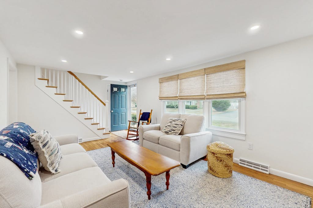Cozy coastal home close to the bay with large deck, fenced yard, AC & beach gear