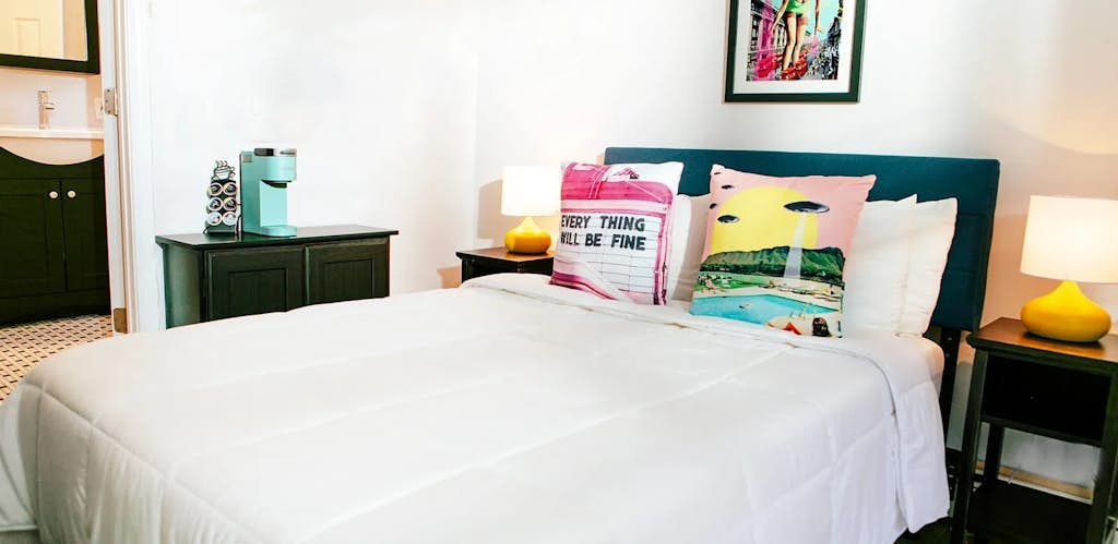 Stylish studio in central location with fireplace, AC, & tranquil courtyard