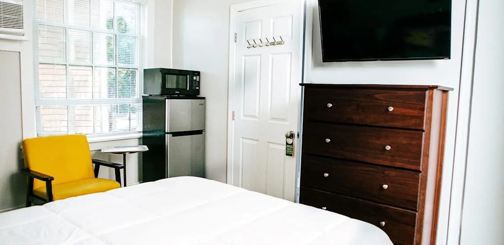Stylish studio in central location with fireplace, AC, & tranquil courtyard