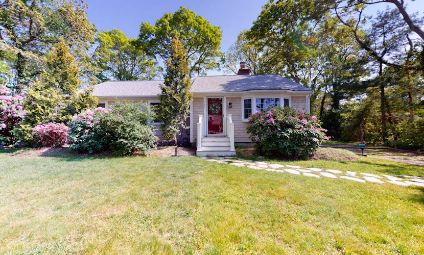 Cozy Cape home, Wifi, outdoor shower and deck - minutes to beach