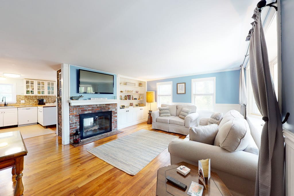 Cozy Cape home, Wifi, outdoor shower and deck - minutes to beach