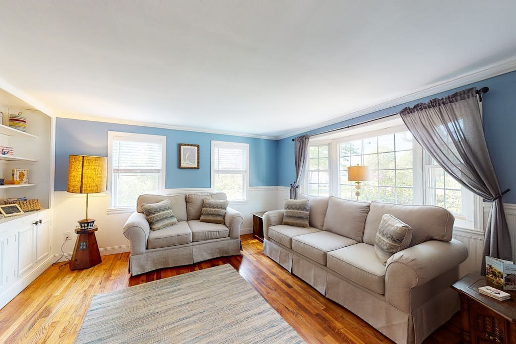 Cozy Cape home, Wifi, outdoor shower and deck - minutes to beach