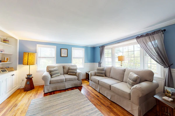 Cozy Cape home, Wifi, outdoor shower and deck - minutes to beach