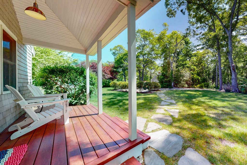 Remodeled home w/beach pass & new furnishings on 1-acre parcel - steps to lake