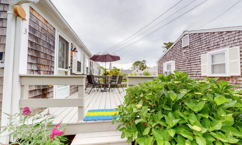 Family-friendly house w/gas grill, deck, streaming services - near Haigis Beach