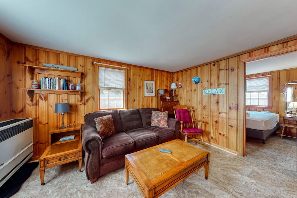 Family-friendly house w/gas grill, deck, streaming services - near Haigis Beach