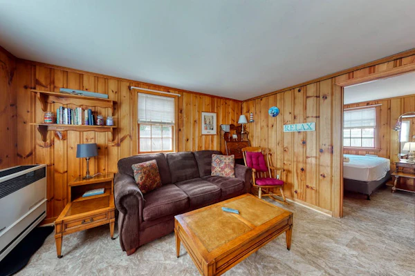 Family-friendly house w/gas grill, deck, streaming services - near Haigis Beach