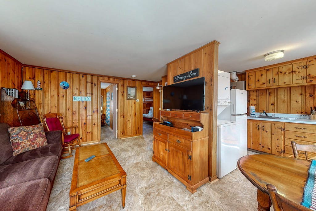 Family-friendly house w/gas grill, deck, streaming services - near Haigis Beach