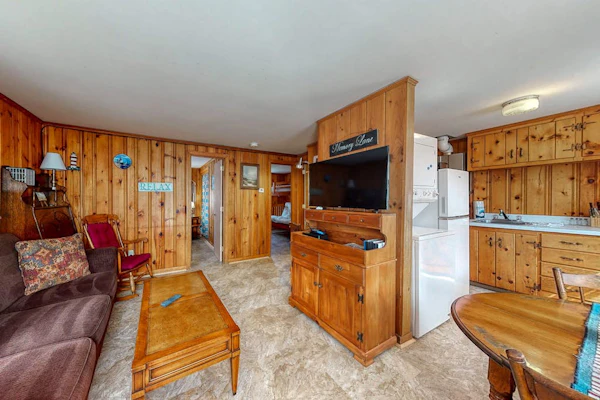 Family-friendly house w/gas grill, deck, streaming services - near Haigis Beach