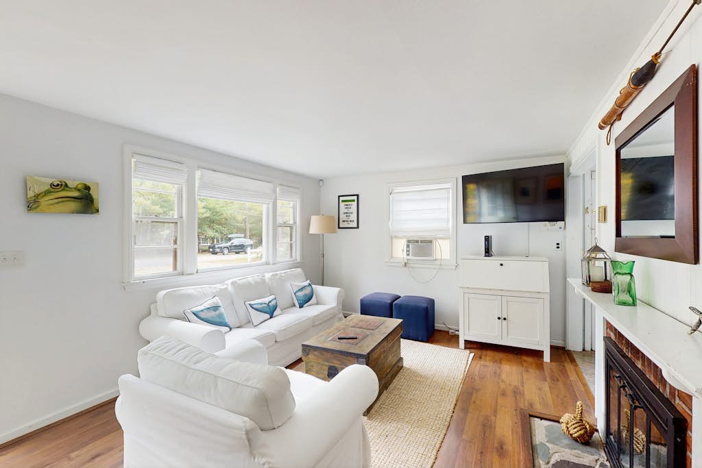 Cozy dog friendly cottage: close to beaches & large fenced yard