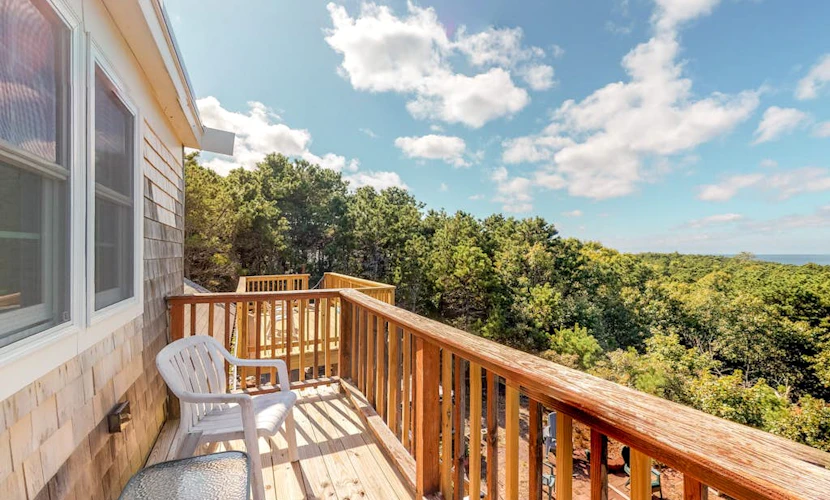 Bayview home, WiFi, multiple decks, hot tub, games