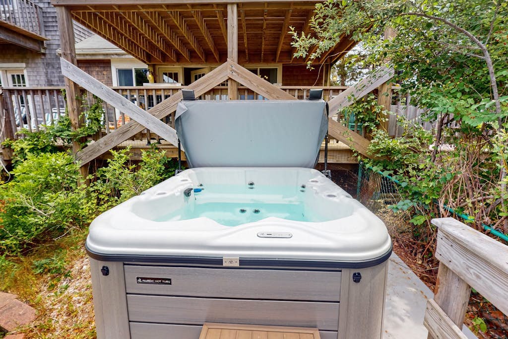 Bayview home, WiFi, multiple decks, hot tub, games