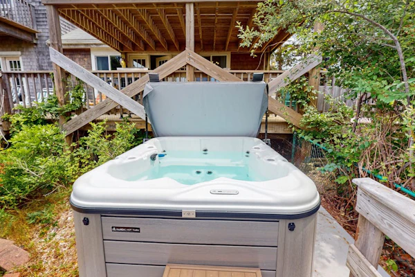 Bayview home, WiFi, multiple decks, hot tub, games