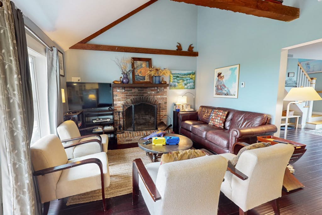 Bayview home, WiFi, multiple decks, hot tub, games
