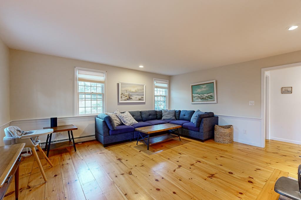 Cozy cottage near beaches, attractions, restaurants & shops