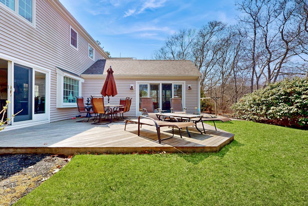 Spacious coastal retreat close to beach with modern kitchen, deck, AC, & sunroom