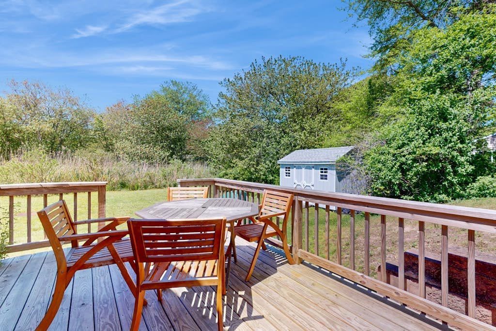 Inviting bungalow with fireplace, patio, firepit, full kitchen, & W/D