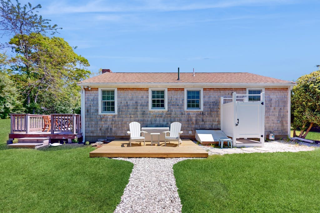 Inviting bungalow with fireplace, patio, firepit, full kitchen, & W/D
