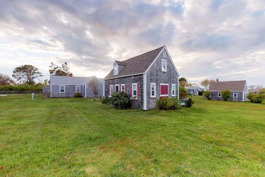 Bay view cottage w/ deck, gas grill & great view - steps to private beach