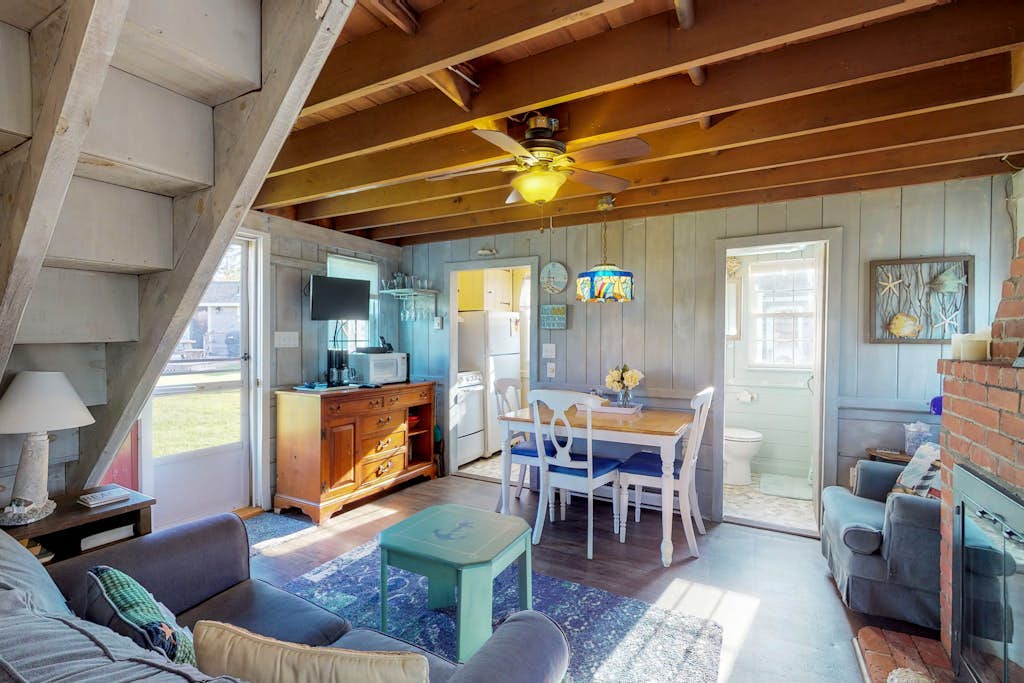 Bay view cottage w/ deck, gas grill & great view - steps to private beach