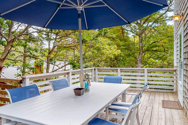 Large, air-conditioned home with 3 decks & yard - 3/4 mile to Covell's Beach