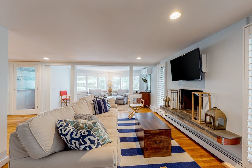 Large, air-conditioned home with 3 decks & yard - 3/4 mile to Covell's Beach