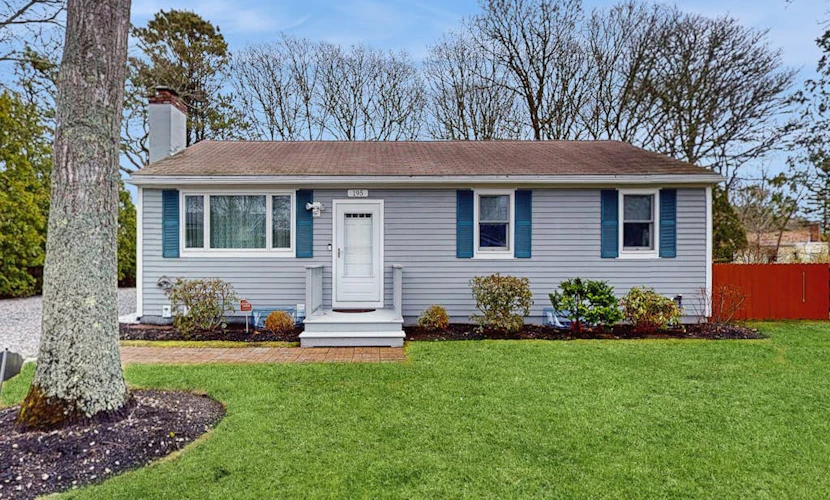Cape Cod charmer with a large yard, deck, grill, beach gear, & central AC