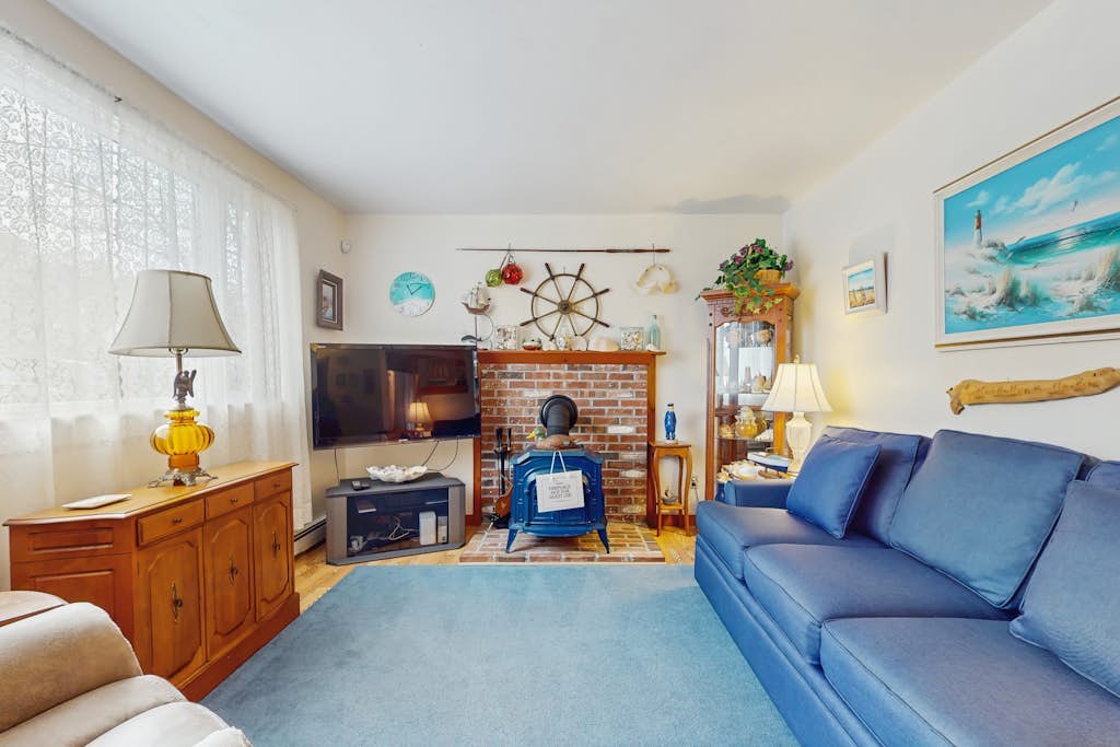 Cape Cod charmer with a large yard, deck, grill, beach gear, & central AC