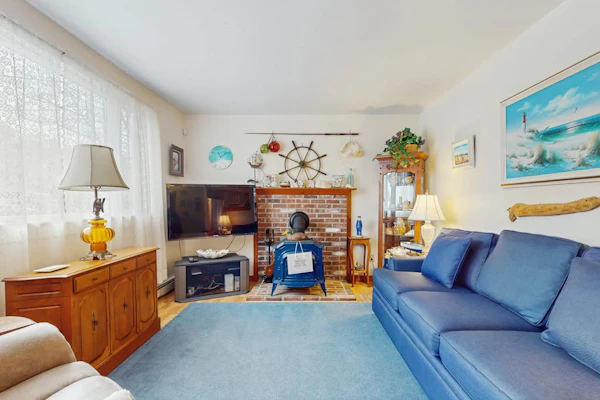Cape Cod charmer with a large yard, deck, grill, beach gear, & central AC