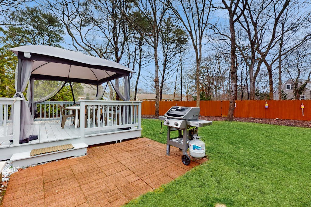Cape Cod charmer with a large yard, deck, grill, beach gear, & central AC