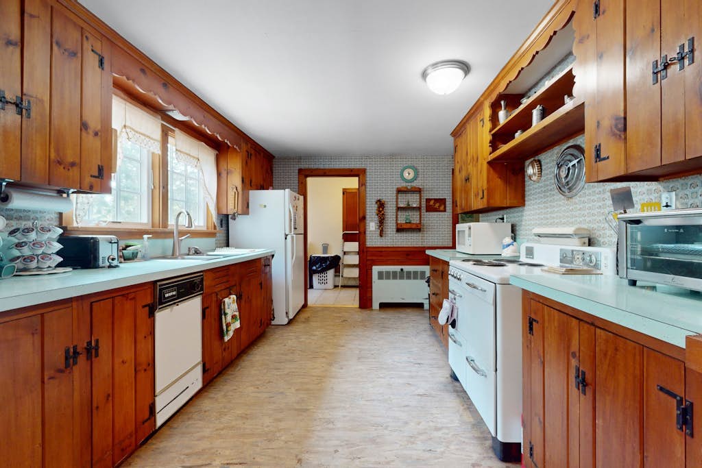 Cozy Cape style home near the beach and ferry with patio, W/D, & AC